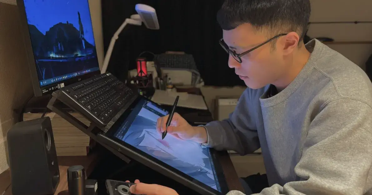 ペンタブレットで絵を描いている写真